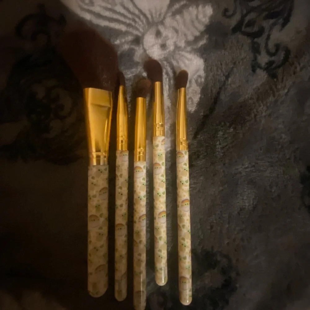 Loungefly Baby Yoda Makeup Brush Set. - Picture 3 of 4